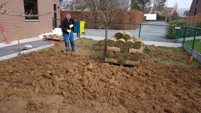 Refaire, réparer ou réarranger votre pelouse - Pose de gazon en rouleaux Refaire, réparer ou réarranger votre pelouse - Pose de gazon en rouleaux