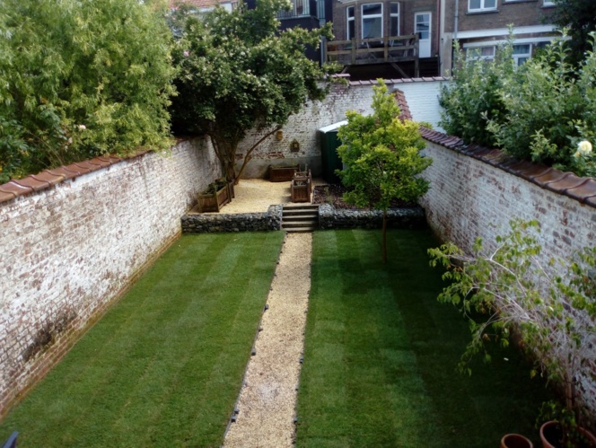 Refaire, réparer ou réarranger votre pelouse - Pose de gazon en rouleaux Refaire, réparer ou réarranger votre pelouse - Pose de gazon en rouleaux