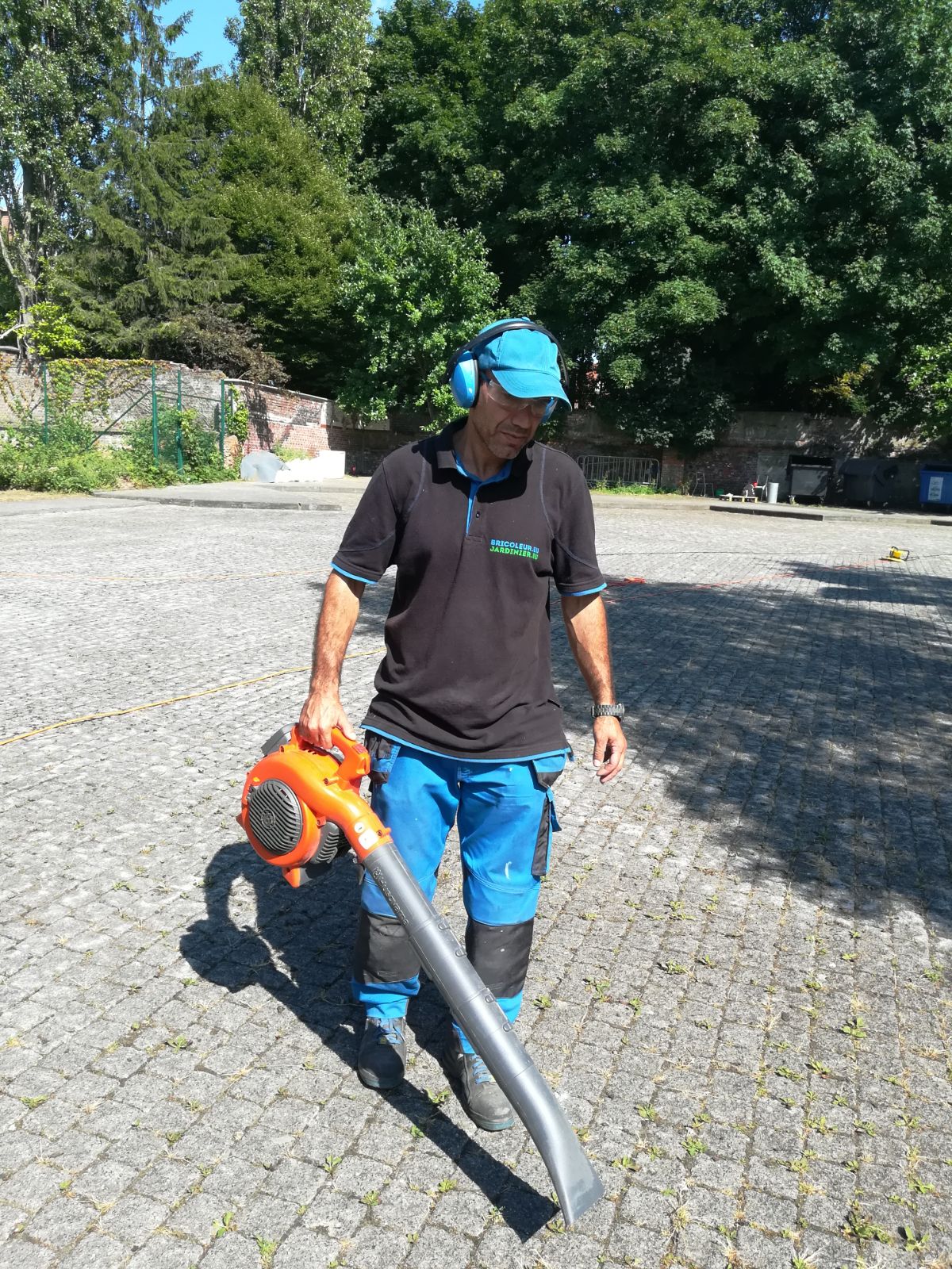 Nettoyage de parkings / Débrousaillage, enlever les mauvaises herbes sur une grande surface